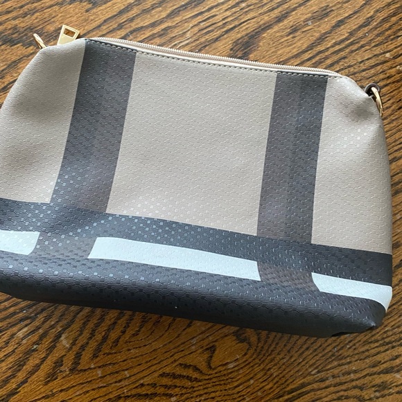 satchel handbag with 2 zip up pouches. - Picture 4 of 4